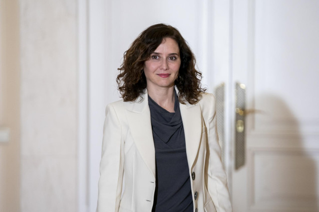 La presidenta de la Comunidad de Madrid, Isabel Díaz Ayuso, a su llegada para recibir la Medalla de Oro concedida por el Colegio de Procuradores de Madrid, en la Real Casa de Correos, a 13 de noviembre de 2023, en Madrid (España).