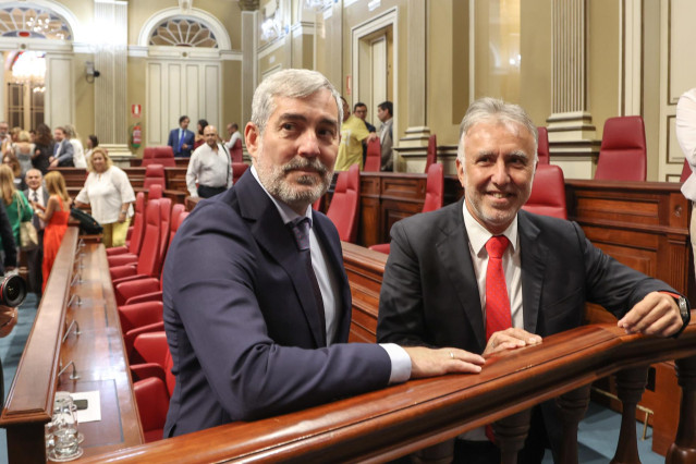 Archivo - El nuevo presidente del Gobierno de Canarias, Fernando Clavijo, es felicitado por el expresidente del Gobierno de Canarias, Ángel Víctor Torres, tras la segunda jornada del Pleno del debate de investidura del nuevo presidente del Gobierno de Can