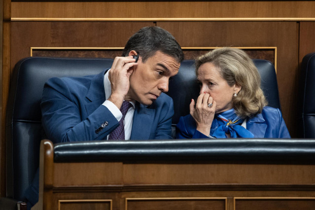 El presidente del Gobierno en funciones y candidato a la reelección, Pedro Sánchez y la vicepresidenta primera y ministra de Asuntos Económicos y Transformación Digital en funciones, Nadia Calviño, al inicio de la segunda sesión del debate de investidura.