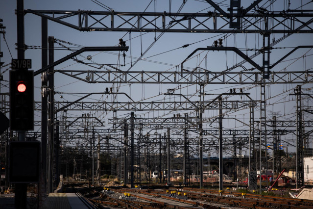 Archivo - Vías de cercanías en la Estación de Cercanías de Chamartín, a 3 de agosto de 2023, en Madrid (España). Una incidencia en el Centro de Tráfico Centralizado de Adif en Chamartín ha provocado fuertes demoras en los trenes de Cercanías en Madrid al