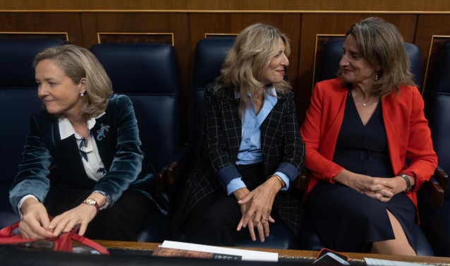 Archivo - (I-D) La vicepresidenta primera y ministra de Asuntos Económicos y Transformación Digital, Nadia Calviño; la vicepresidenta segunda y ministra de Trabajo y Economía Social, Yolanda Díaz y la vicepresidenta tercera y ministra para la Transición E