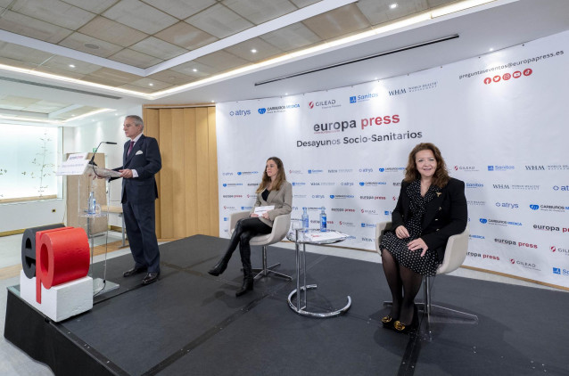 (I-D) El presidente de Europa Press, Asís Martín de Cabiedes; la directora de Desarrollo de Negocio de Europa Press, Candelas Martín de Cabiedes y la consejera de Sanidad de la Comunidad de Madrid, Fátima Matute.