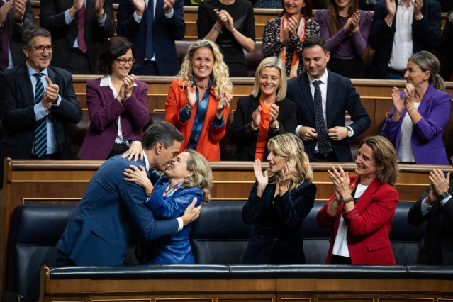 La vicepresidenta primera y ministra de Economía en funciones, Nadia Calviño (2i), saluda al recién nombrado presidente del Gobierno, Pedro Sánchez (1i), tras finalizar la segunda sesión del debate de investidura de Pedro Sánchez como presidente de Gobier