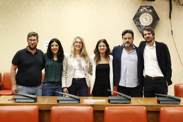 Archivo - Los eurodiputados de Unidas Podemos Miguel Urbán,  Idoia Villanueva, María Eugenia Rodríguez, Sira Rego, Manu Pineda y Ernest Urtasun, tras acatar la Constitución en el Congreso de los Diputados.