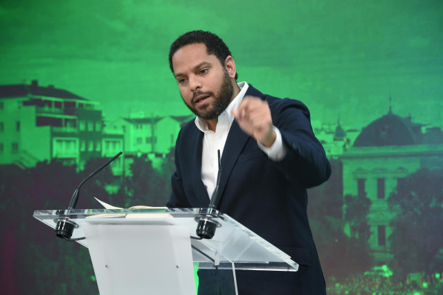 El secretario general de VOX, Ignacio Garriga, durante una rueda de prensa tras la reunión del Comité de Acción Política de VOX, en la sede del partido, a 20 de noviembre de 2023, en Madrid (España).