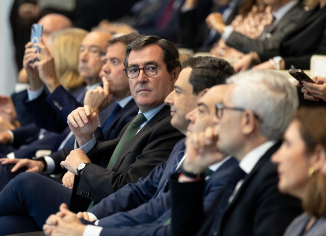 El presidente de la Junta de Andalucía, Juanma Moreno (4d), y el presidente de la CEOE, Antonio Garamendi (5d), durante la entrega de los Premios Autónomo del Año 2023