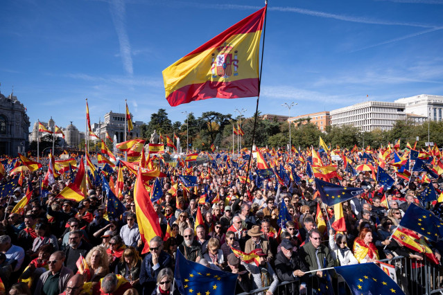 Miles de personas durante una manifestación contra la amnistía, en Cibeles, a 18 de noviembre de 2023, en Madrid (España).