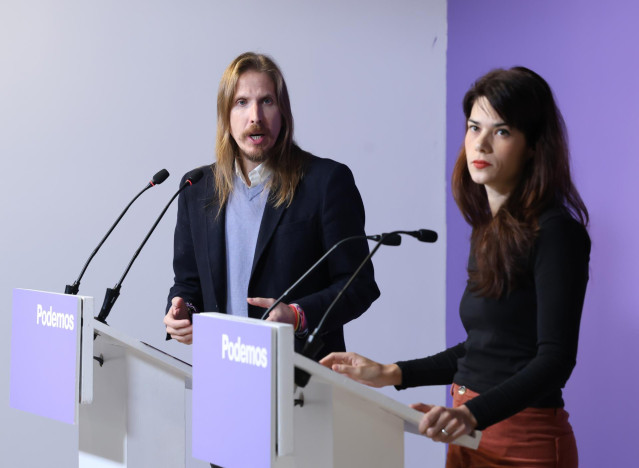 Los portavoces de Podemos Pablo Fernández e Isa Serra, ofrecen rueda de prensa, en la sede de Podemos, a 20 de noviembre de 2023, en Madrid (España).