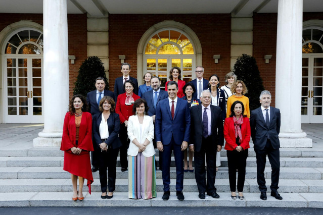 Archivo - Foto de familia de todos los ministros del Gobierno de Pedro Sánchez con la incorporación de la nueva ministra de Sanidad, María Luisa Carcedo (la primera de la derecha de la última fila)