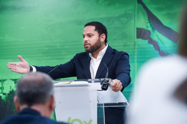 El secretario general de VOX, Ignacio Garriga, durante una rueda de prensa tras la reunión del Comité de Acción Política de VOX, en la sede del partido, a 20 de noviembre de 2023, en Madrid (España).