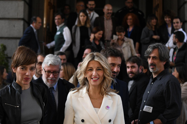 La portavoz de Sumar en el Congreso, Marta Lois (i) y la líder de Sumar, Yolanda Díaz (d), en el Congreso de los Diputados, a 15 de noviembre de 2023, en Madrid (España).