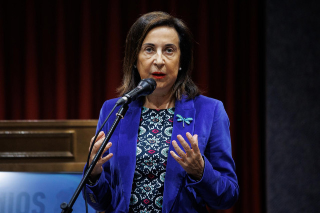 La ministra de Defensa en funciones, Margarita Robles, preside una entrega de premios.