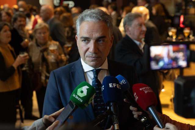 El coordinador general del Partido Popular, Elías Bendodo, atiende a medios tras la entrega de los Premios Autónomo del Año 2023, en el Auditorio Santander, a 20 de noviembre de 2023, en Madrid (España). La Federación Nacional de Asociaciones de Trabajado