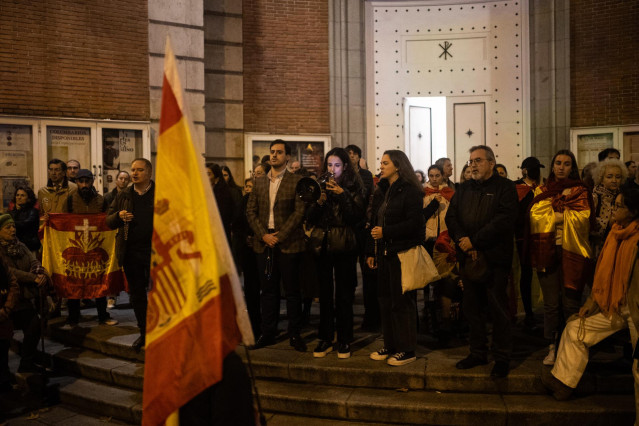 Decenas de personas durante una manifestación contra la amnistía frente a la sede del PSOE en Ferraz, a 20 de noviembre de 2023, en Madrid (España).