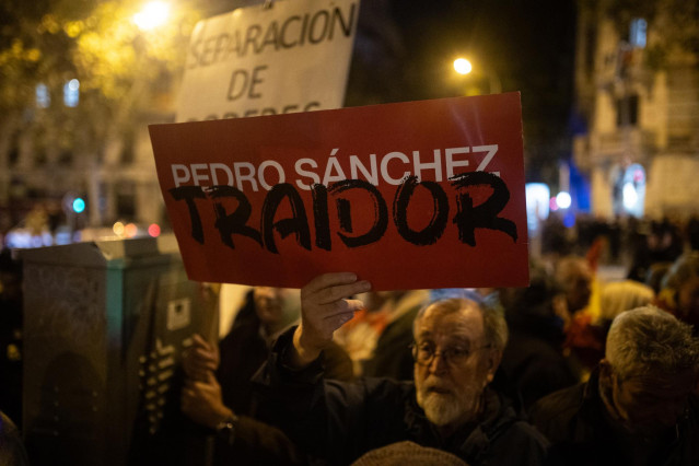 Decenas de personas durante una manifestación contra la amnistía frente a la sede del PSOE en Ferraz, a 20 de noviembre de 2023, en Madrid (España).