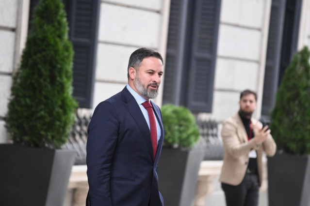 El líder de VOX, Santiago Abascal, a su salida de la segunda sesión del debate de investidura de Pedro Sánchez como presidente de Gobierno, en el Congreso de los Diputados, a 16 de noviembre de 2023, en Madrid (España).