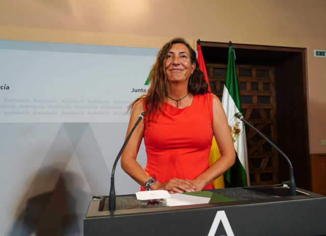 Archivo - La consejera de Inclusión Social, Juventud, Familias e Igualdad, Loles López,, en la rueda de prensa tras el Consejo de Gobierno andaluz, archivo
