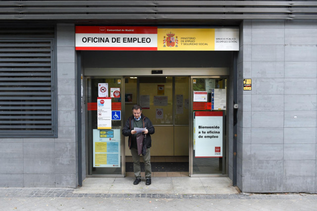 Una persona sale de una oficina del paro del Paseo de Acacias, a 3 de noviembre de 2023, en Madrid (España).