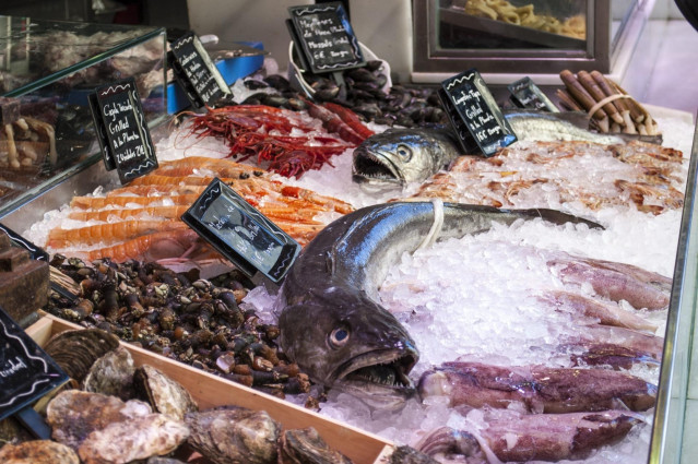 Archivo - Pescado en un mercado
