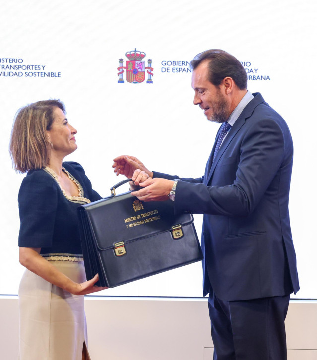 La hasta ahora ministra de Transportes, Movilidad y Agenda Urbana, Raquel Sánchez, traspasa su cartera de Transportes y Movilidad al exalcalde socialista de Valladolid, Óscar Puente
