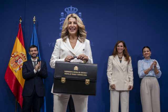 La vicepresidenta segunda y ministra de Trabajo y Economía Social, Yolanda Díaz, posa con su cartera, en un acto en la sede ministerial, a 21 de noviembre de 2023, en Madrid (España).