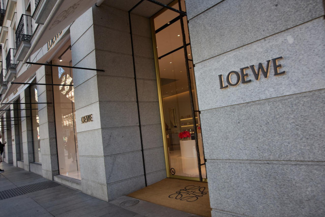 Archivo - Fachada y escaparates de la casa de moda española de lujo Loewe, en el distrito de Salamanca, a 25 de febrero de 2023, en Madrid (España).