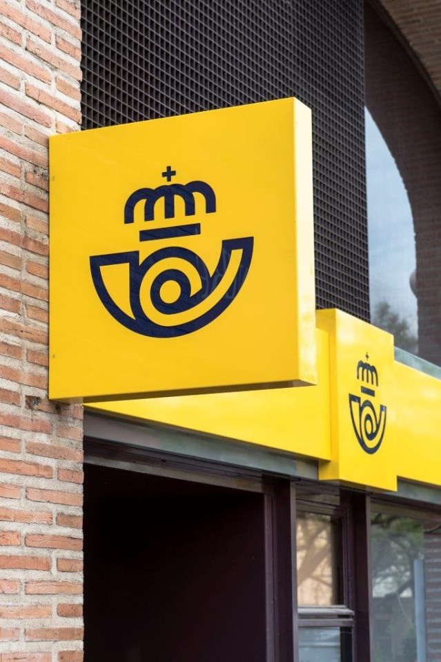 Archivo - Entrada a una oficina de Correos.