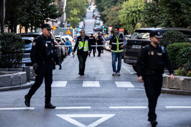 Agentes de Policía Nacional y Municipal en la zona donde se disparaba al exlíder del Partido Popular de Cataluña y cofundador de Vox, Alejo Vidal-Quadras, a 9 de noviembre de 2023