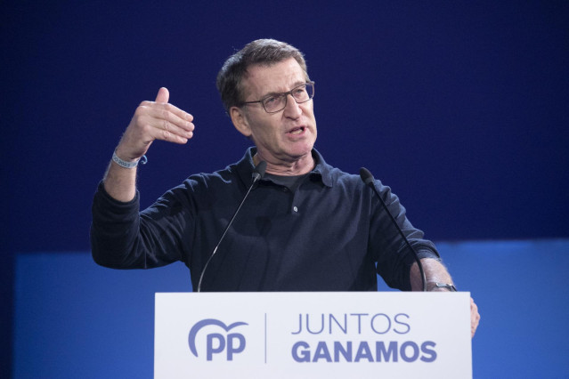 El presidente del Partido Popular, Alberto Núñez Feijóo, interviene durante la clausura del XVIII Congreso del PP de Asturias, en el Palacio de Exposiciones y Congresos, a 18 de noviembre de 2023, en Oviedo, Asturias (España).