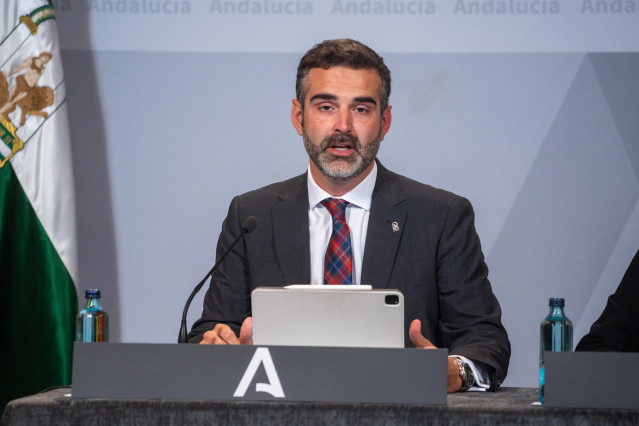 El consejero de Sostenibilidad, Medio Ambiente y Economía Azul y portavoz del Gobierno, Ramón Fernández-Pacheco durante la rueda de prensa posterior al Consejo de Gobierno. A 21 de noviembre de 2023, en Sevilla (Andalucía, España). Como cada martes, el Co