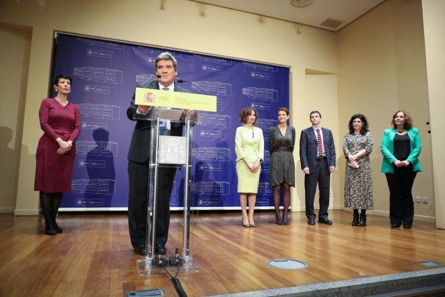 El hasta ahora ministro de Inclusión, Seguridad Social y Migración, José Luis Escrivá, interviene durante el traspaso de la cartera de Seguridad Social, en la sede del Ministerio de Seguridad Social, a 21 de noviembre de 2023, en Madrid (España).