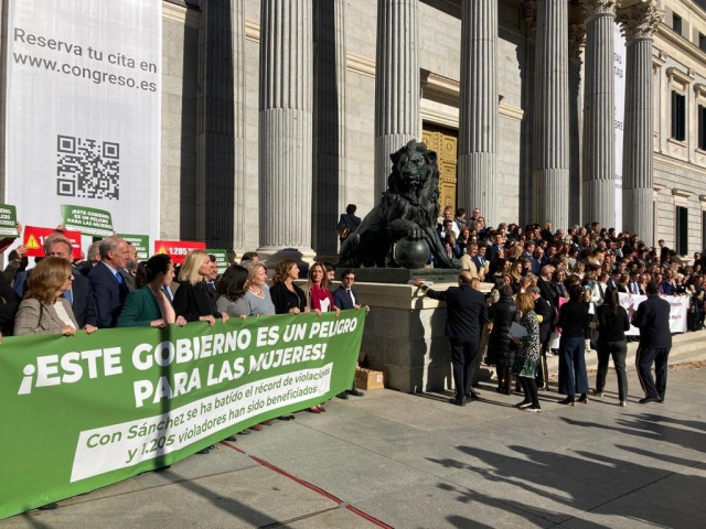 Diputados de Vox se apartan del homenaje a las víctimas de la violencia contra las mujeres en el Congreso.