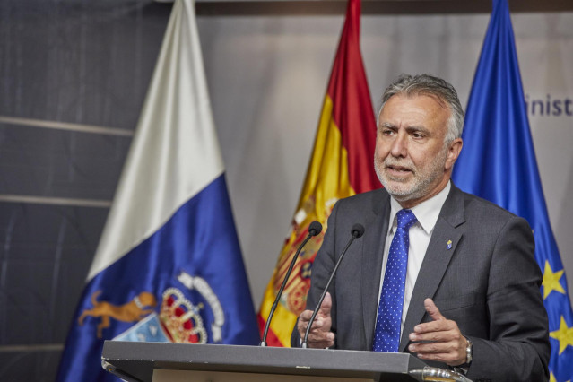 Archivo - El presidente del Gobierno de Canarias, Ángel Víctor Torres comparece en rueda de prensa después de una reunión en el Ministerio de Política Territorial y Función Pública, a 6 de abril de 2021, en Madrid (España). La reunión tiene el objetivo de
