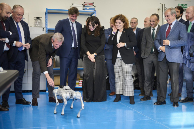 El presidente de la Xunta, Alfonso Rueda, representantes del Instituto Tecnológico de Galicia (ITG) y otras autoridades asisten a la inauguración oficial del centro de experimentación avanzada en Inteligencia Artificial