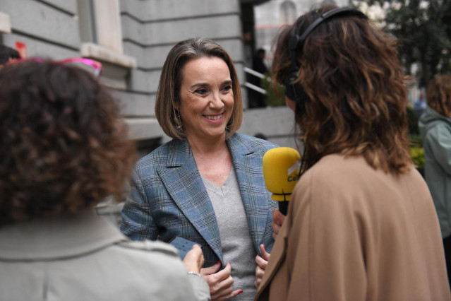 La secretaria general del PP, Cuca Gamarra, ofrece declaraciones a los medios a su llegada a la primera sesión del debate de investidura de Pedro Sánchez como presidente del Gobierno, en el Congreso de los Diputados, a 15 de noviembre de 2023, en Madrid (