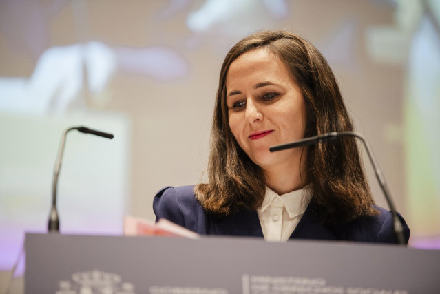 La hasta ahora ministra de Derechos Sociales y Agenda 2030, Ione Belarra, interviene durante el acto de traspaso de su cartera al exdiputado Pablo Bustunduy, en la sede del Ministerio de Derechos Sociales, a 21 de noviembre de 2023, en Madrid (España).