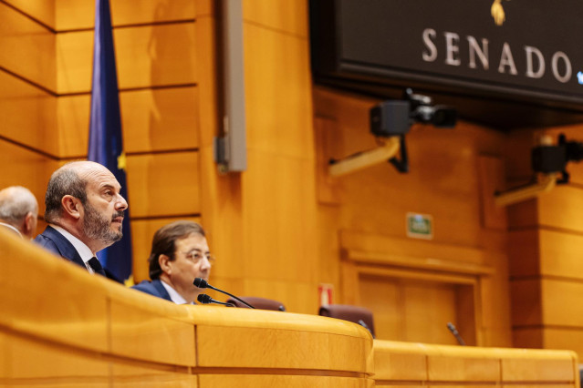 El presidente del Senado, Pedro Rollán (i), y el secretario de Política Autonómica del PSOE y vicepresidente segundo del Senado, Guillermo Fernández Vara (d), durante una sesión plenaria, en el Senado, a 14 de noviembre de 2023, en Madrid (España). La Com