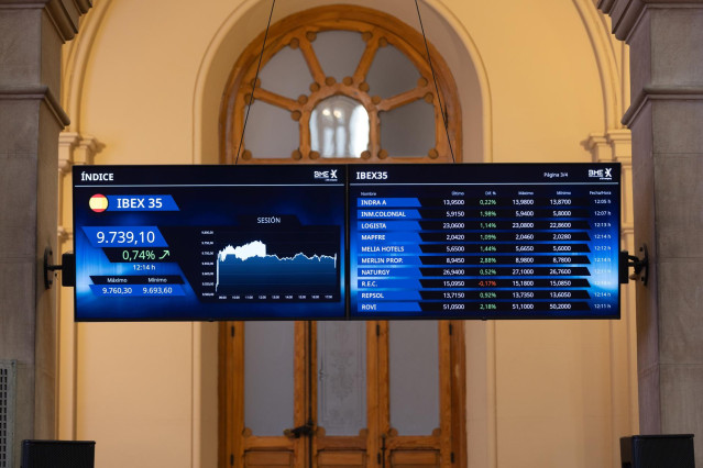 Un panel del Ibex 35 en el Palacio de la Bolsa, a 17 de noviembre de 2023, en Madrid (España).