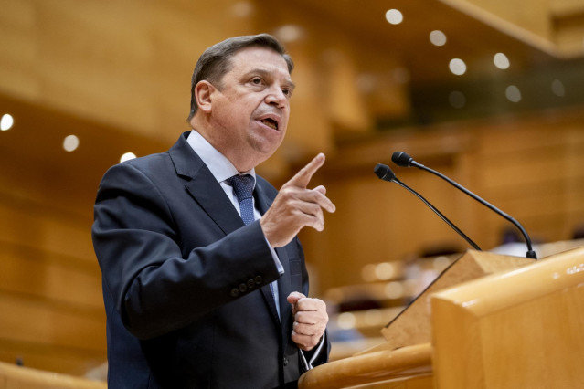Archivo - El ministro de Agricultura, Pesca y Alimentación, Luis Planas, realiza una interpelación en una sesión de control al Gobierno en el Senado