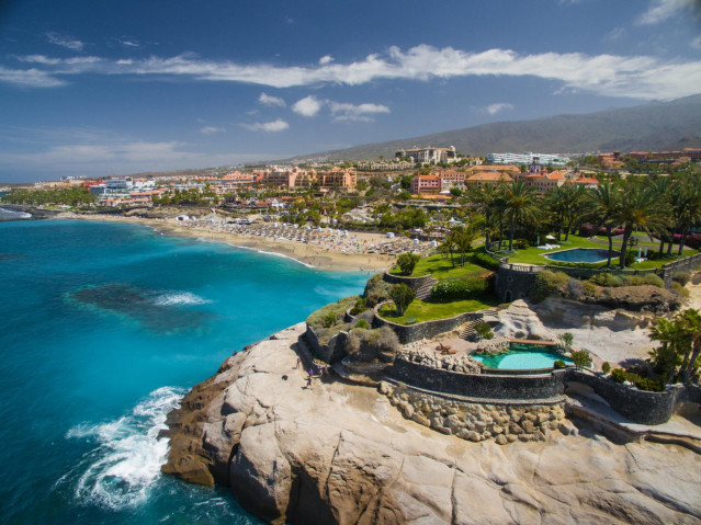 Archivo - Playa de El Duque, en Costa Adeje.