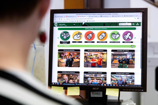 Archivo - Los jóvenes españoles gastan una media de 138 euros al mes en compras en línea, según Miravia.