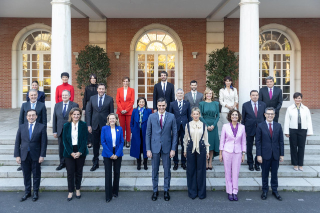 Foto de familia, del presidente del Gobierno de la XV legislatura, Pedro Sánchez (c), junto a las vicepresidentas y ministros del Ejecutivo, a su llegada a la reunión del Consejo de Ministros, en el Palacio de La Moncloa, a 22 de noviembre de 2023.