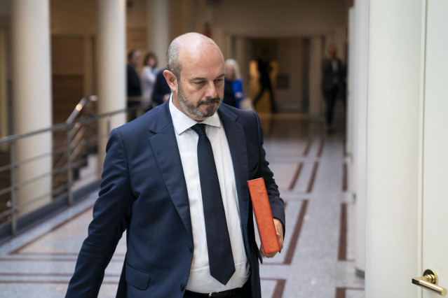 Archivo - El presidente del Senado, Pedro Rollán, a su llegada a una sesión plenaria en el Senado, a 17 de octubre de 2023, en Madrid (España). Durante el pleno del Senado, el Partido Popular ha expresado su oposición a la amnistía a través de una moción