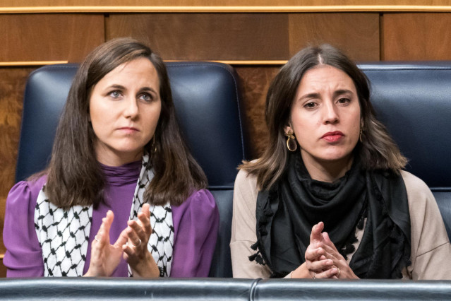 La exministra de Derechos Sociales y Agenda 2030, Ione Belarra (i), y la exministra de Igualdad, Irene Montero (d),