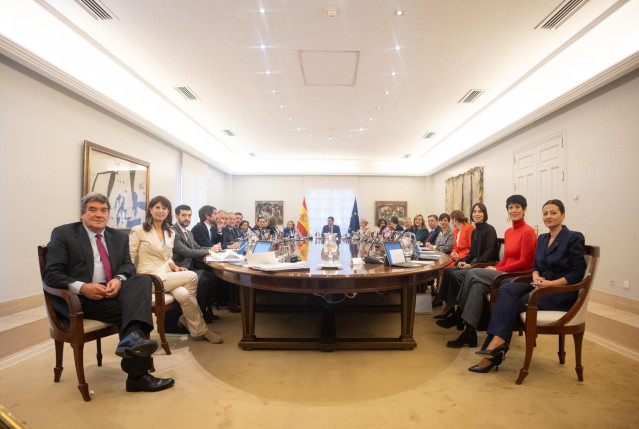El presidente del Gobierno, Pedro Sánchez (c), preside la primera reunión de Consejo de Ministros de la XV legislatura, en el Palacio de la Moncloa, a 22 de noviembre de 2023, en Madrid (España).