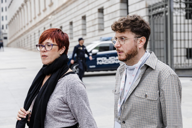 La secretaria general de Més y coportavoz de Compromís, Agueda Micó, saliendo del Congreso con un colaborador de la formación