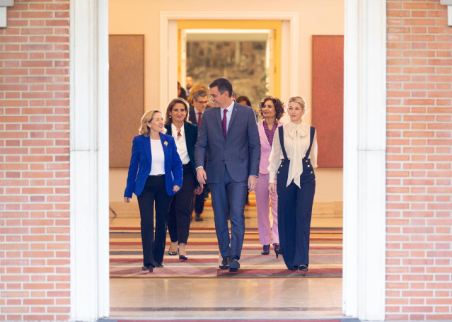 (I-D) En la primera fila, la vicepresidenta primera y ministra de Asuntos Económicos, Nadia Calviño; el presidente del Gobierno, Pedro Sánchez y la vicepresidenta segunda y ministra de Trabajo y Economía Social, Yolanda Díaz, y en la segunda fila, la vice