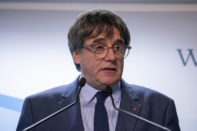 El expresidente de la Generalitat y eurodiputado de Junts, Carles Puigdemont, comparece en una rueda de prensa para explicar los detalles del acuerdo de investidura con el PSOE, en el Parlamento Europeo, a 9 de noviembre de 2023, en Bruselas (Bélgica).