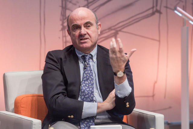 Archivo - El vicepresidente del Banco Central Europeo, Luis de Guindos, participa en la presentación del libro 