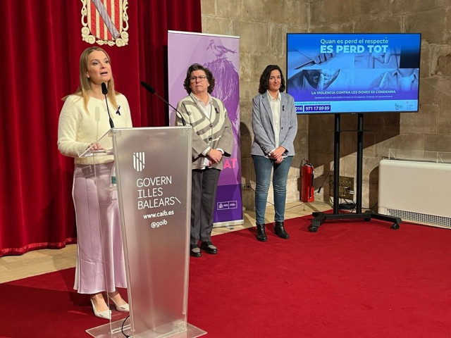 La presidenta del Govern, Marga Prohens, presenta la campaña por el 25N en el Consolat de Mar acompañada de la consellera de Familias y Asuntos Sociales, Catalina Cirer, y la directora del IbDona, Catalina Maria Salom.